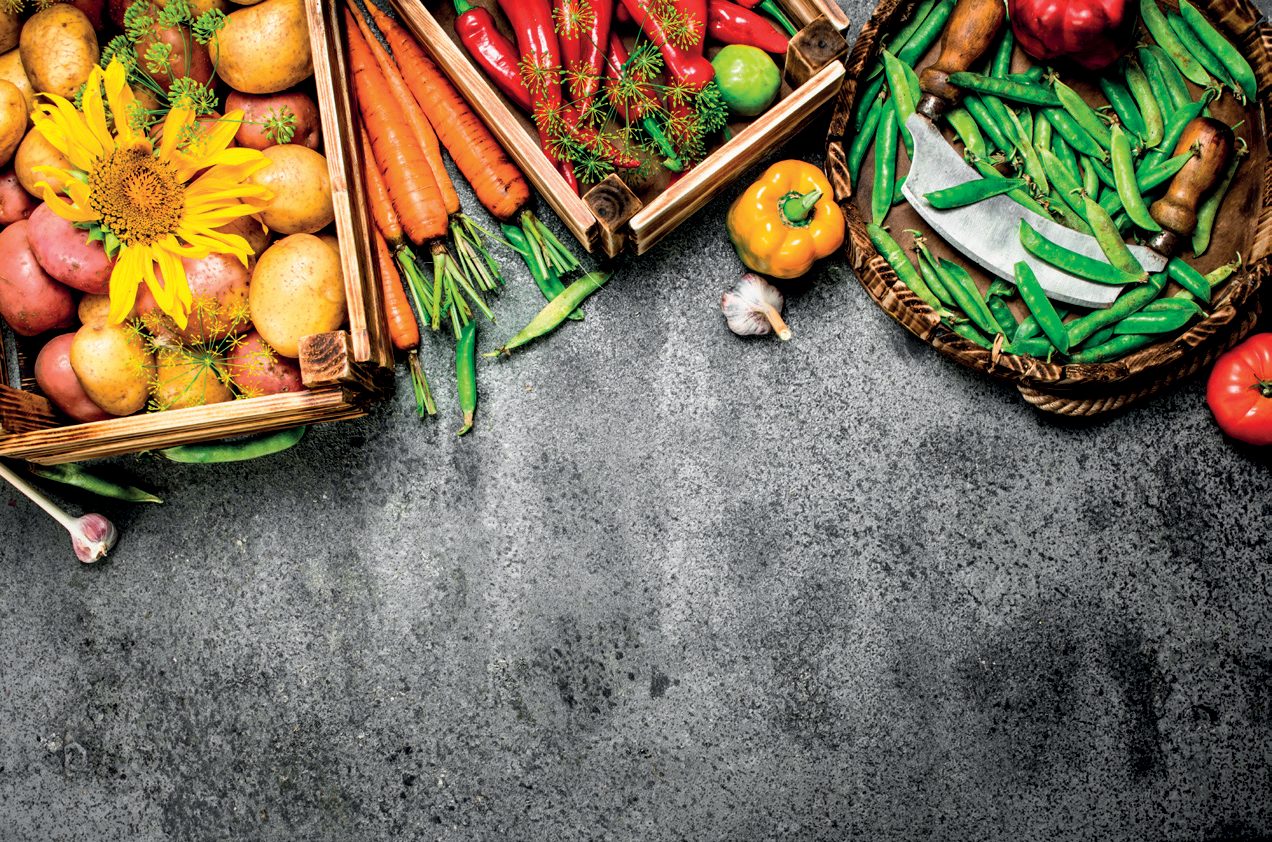 Kisten mit frischem Gemüse: Karotten, Paprika, Erbsen und Kartoffeln